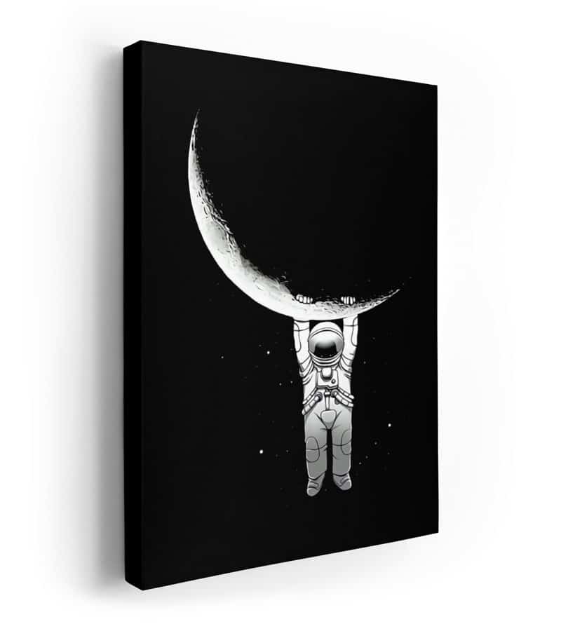 ay da yaşayan astronot kanvas tablo da hilal e tutunarak aşağı sarkmış bir astronot görseli mevcut