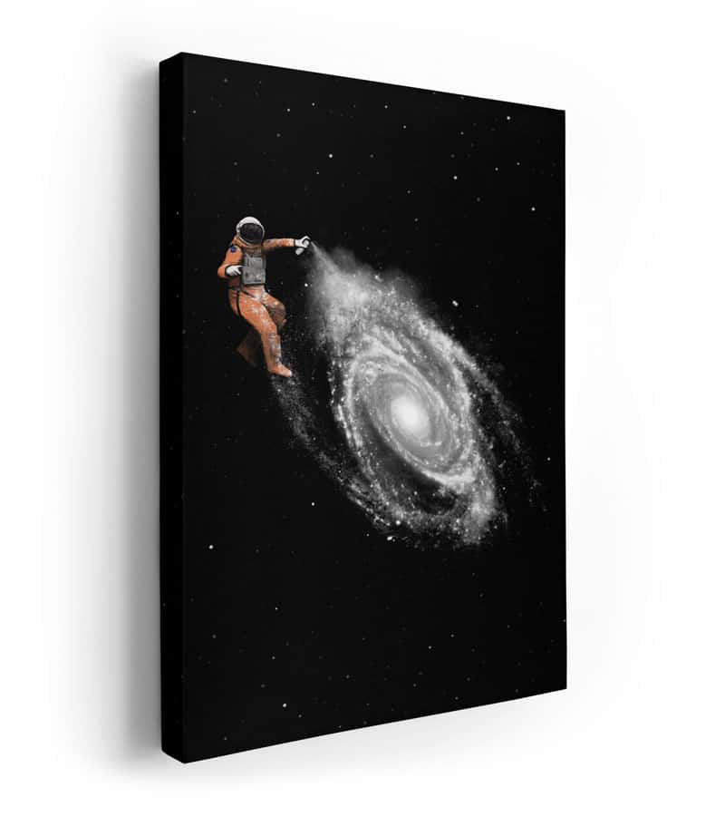 galaksi ve uzay çalışmaları kanvas tablo lavi tasarım tarafından üzerinde sprey ile samanyolu galaksisini püskürtüyormuş gibi yapan bir astronot resmedilmiş