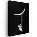 uzay kanvas tablo lavi tasarım sanatçıları tarafından tasarlanan tabloda ayda salıncak ile sallanan bir astronot mevcut