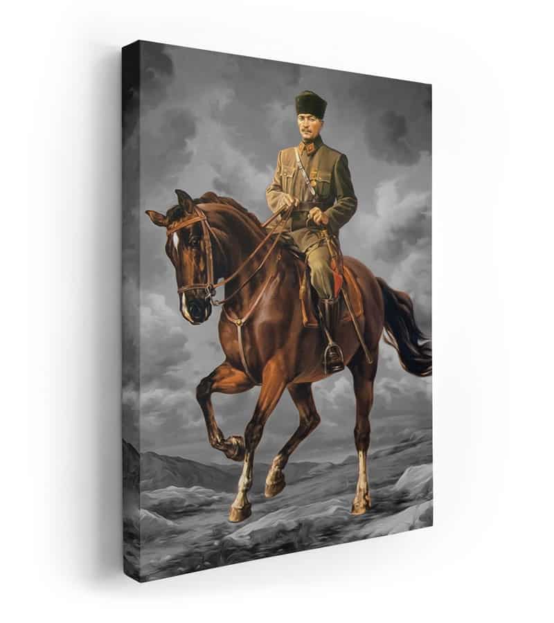 ata binen atatürk kanvas tablo da arkafon gri bulutlar arasında ön tarafta kahverengi atı üzerinde duran askeri üniformalı atatürk yer almakta