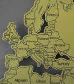 Gri zemin üzerinde altın, gold renklerde ülkeleri ve kıtaları isimleri ve sınırları ile gösteren Ev Dekorasyon Aksesuar Ürünü Metal Dünya Haritası Flavo