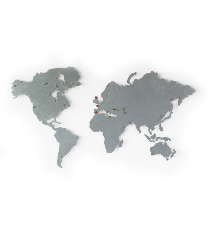 Beyaz zemin üzerinde gri, gümüş renklerde ülkeleri ve kıtaları gösteren Ofis Duvar Dekorasyon Metal Dünya Haritası Prata