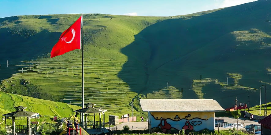 Atatürk Silüeti Nerelerde Görülür? konulu lavi tasarım ın ele aldığı yazıyı anlatan ardahan damal karadağ eteklerinden beliren Atatürk Silüeti