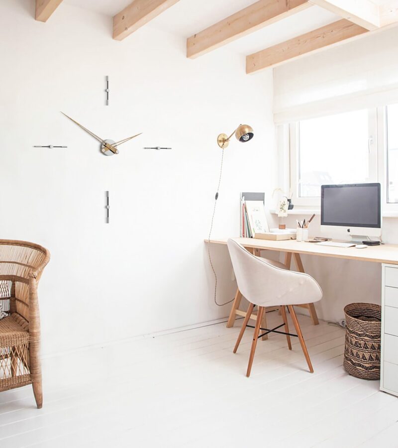 En Güzel Duvar Saati Modeli Pestivo Point 90 sandalye, masa ve bilgisayar olan ofis duvarında asılı durmakta