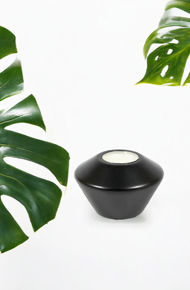 Siyah mumluk Woodenheim Assos el yapımı dekoratif ağaç aksesuar ücretsiz kargo ve memnuniyet garantisi ile Lavi Tasarım’da!