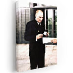 Atatürk sigara içerken kanvas tablo ve Atatürk kahve içerken tablo gibi Atatürk'ün en güzel fotoğrafları yüksek çözünürlük ve ücretsiz kargo ile Lavi Tasarım 'da!